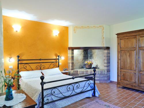 圣奎里科-多尔恰布卡贝鲁吉农庄酒店的一间卧室配有一张床和一个木制橱柜
