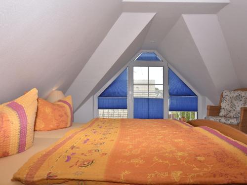 青斯特Cozy Apartment in Zingst Germany with Terrace的一间卧室设有一张大床和一个窗户。