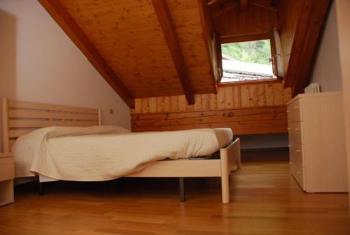 科姆梅扎杜拉Maso Anna的一间卧室设有一张床和一个窗口
