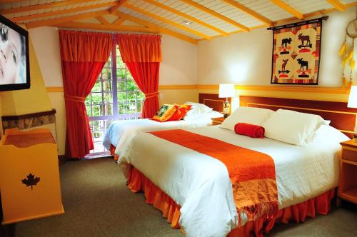 坎波斯杜若尔当坎波斯杜若尔当加拿大旅舍的酒店客房设有两张床和窗户。
