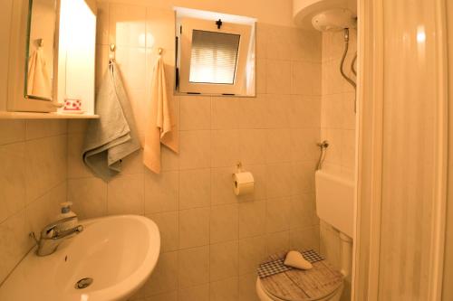 普莱曼图拉One bedroom apartment near the Kamenjak park in Prematura的白色的浴室设有水槽和卫生间。