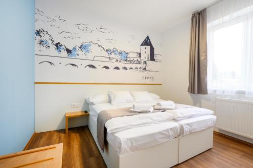 萨尔瓦尔Berill Suites的卧室配有两张床,墙上挂有地图
