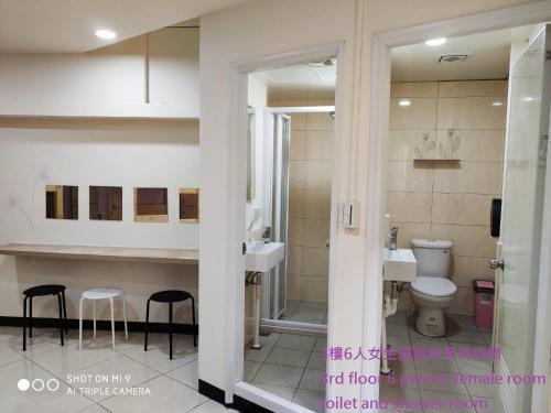 南竿简单生活青旅 Simple life hostel的一间带卫生间和水槽的浴室