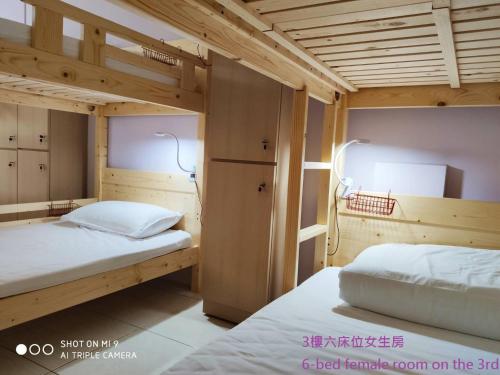 南竿简单生活青旅 Simple life hostel的带木天花板的客房设有两张双层床。