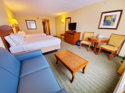 柏斯海滩海滩精品酒店的酒店客房,配有床和沙发