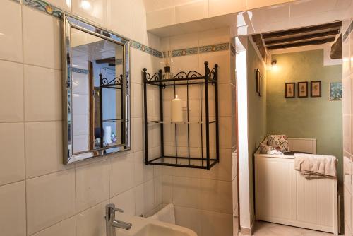 圣焦万尼达索Ca' Montalcino的一间带水槽和镜子的浴室
