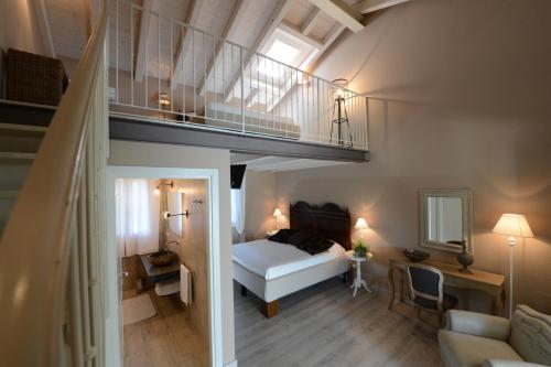 圣埃琳娜-迪西利亚卡萨迪德里亚迷人乡舍住宿加早餐酒店的一间卧室配有一张床,房间设有楼梯
