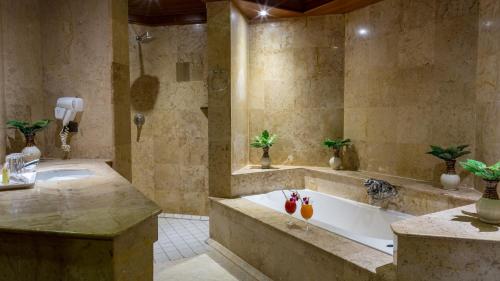 卡伦海滩Pacific Club Resort的大型浴室设有浴缸和淋浴。