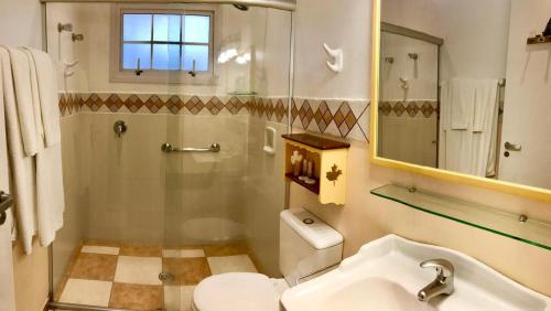 坎波斯杜若尔当坎波斯杜若尔当加拿大旅舍的浴室配有卫生间、淋浴和盥洗盆。