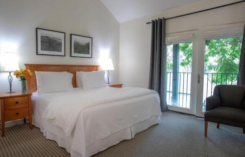 圣海伦娜南桥纳帕谷酒店的卧室配有床、椅子和窗户。