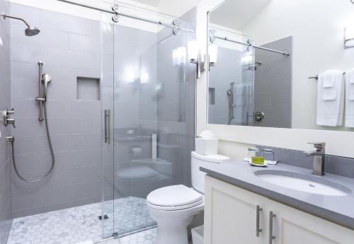 圣海伦娜南桥纳帕谷酒店的浴室配有卫生间、淋浴和盥洗盆。