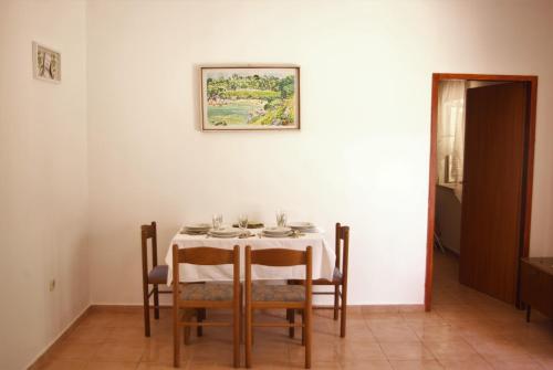博罗维奇Romantic Apartment In Nature的用餐室配有桌椅和墙上的照片