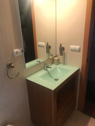 格拉纳达Habitación doble independiente con baño compartido的一间带水槽和镜子的浴室