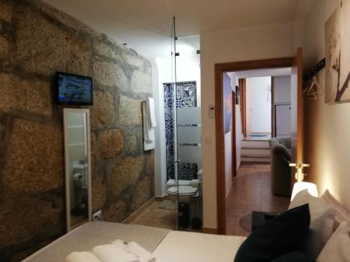 波尔图Casa São Dinis的客厅设有石墙和镜子