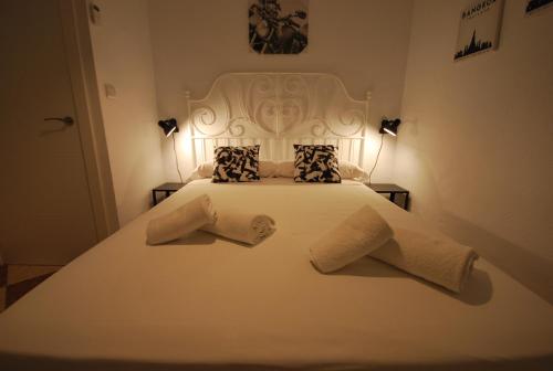 马拉加CASA CARMEN 20的卧室配有一张带两个枕头的大白色床