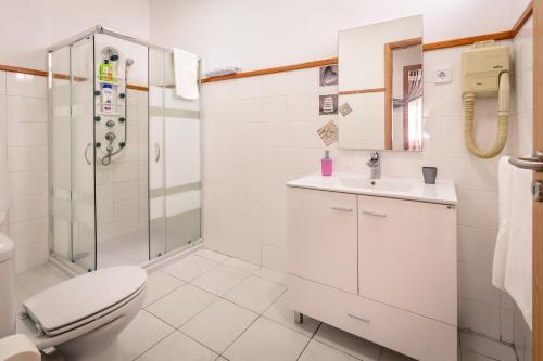 英雄港Rocky3的白色的浴室设有卫生间和淋浴。