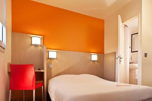 里沃萨尔特普瑞米尔佩皮南诺德经典酒店的一间卧室配有一张床和一张红色椅子