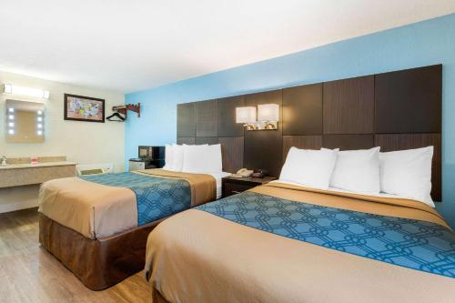 西雅茅斯Econo Lodge West Yarmouth - Cape Cod的酒店客房带两张床和一间浴室