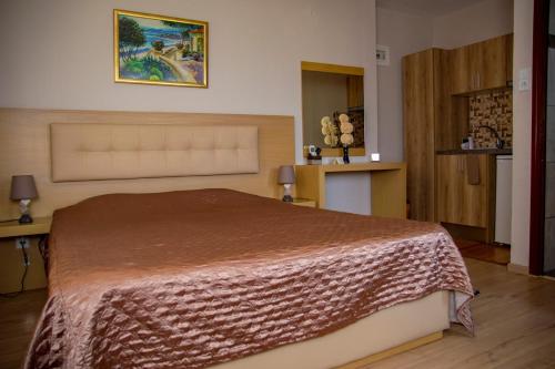 斯塔夫罗斯Dimitra House的一间卧室配有一张床铺,床上铺有棕色毯子