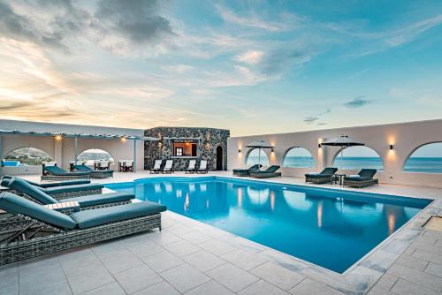 易莫洛林阿基亚艾里尼酒店的酒店游泳池设有躺椅,享有海景。