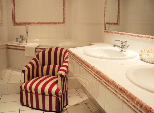 马尔桑新城Villa MARSAN - Maison Hervé-Martin GARRAPIT的一间带椅子、水槽和浴缸的浴室