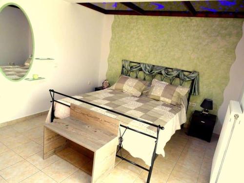 帕拉代西翁Cozy apartment in Paradisi的一间卧室配有一张床、一张桌子和一面镜子