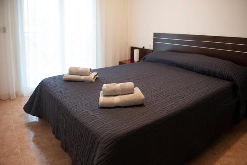 圣苏珊娜Apartamento的一间卧室配有一张床,上面有两条毛巾