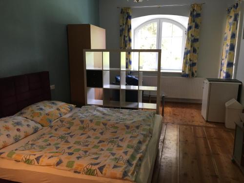 上德劳堡Villa Fortuna的一间卧室设有一张床和一个窗口