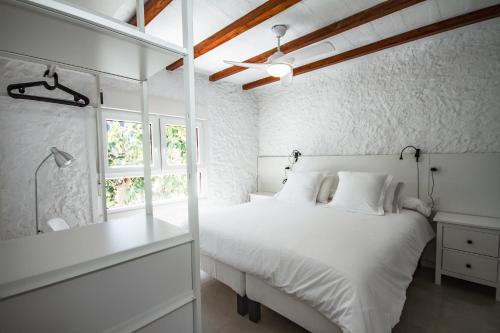 阿格特Las Nieves Blue的白色的卧室设有床和窗户