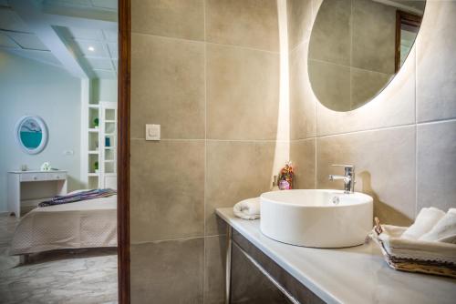 卡拉马孔Villa Sophie - Sunny Retreat!的一间带水槽和镜子的浴室