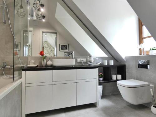 卡齐米日-多尔尼Euforia Apartamenty的白色的浴室设有水槽和卫生间。