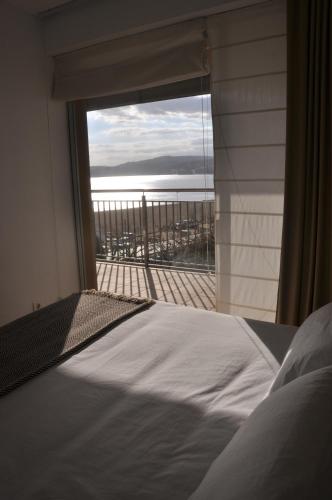 帕拉莫斯El Piset de Palamós的一间卧室配有一张床,享有海景
