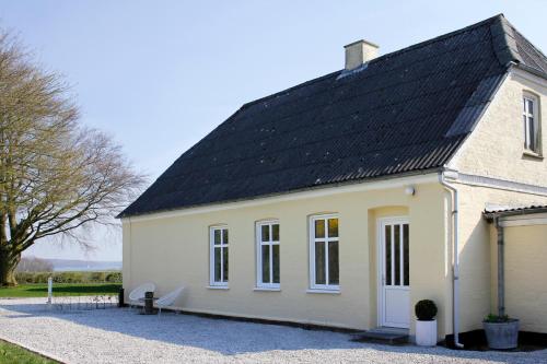 森讷堡Vibæk的黑色屋顶的白色房子