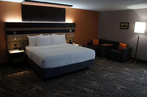 布兰森小瀑布酒店的酒店客房,配有床和沙发