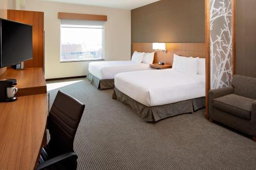 格伦代尔洛杉矶格伦代尔凯悦嘉轩酒店的酒店客房设有两张床和电视。