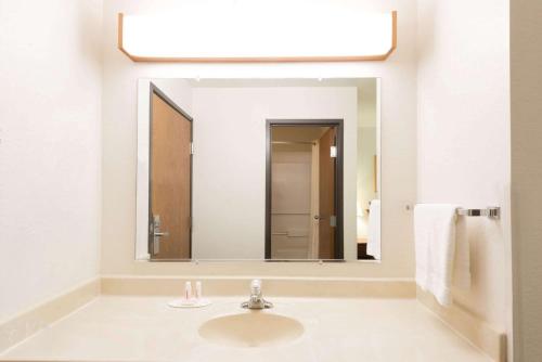 格林菲尔德格林菲尔德速8汽车旅馆的一间带水槽和大镜子的浴室