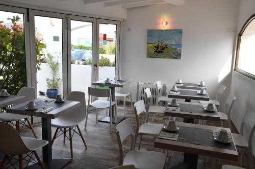 圣马迪拉莫勒范加西尔酒店的用餐室设有桌椅和窗户。