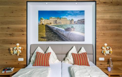 拉本兰德伽斯豪富苏尔林德拉本酒店的卧室配有一张挂在墙上的床铺
