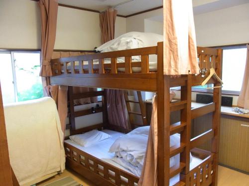 田村旅馆客房内的一张或多张双层床