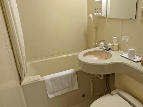 大阪Hotel Oaks Early-Bird Osaka Morinomiya/ Vacation STAY 28682的一间带水槽和卫生间的小浴室