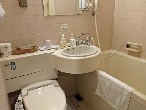 大阪Hotel Oaks Early-Bird Osaka Morinomiya/ Vacation STAY 28787的浴室配有盥洗盆、卫生间和浴缸。