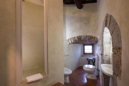 罗卡迪卡斯塔格努利酒店的一间浴室