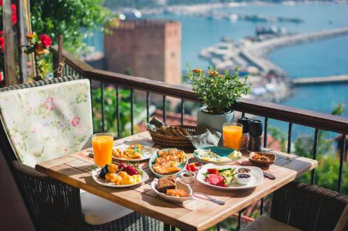 阿拉尼亚图尔卡别墅酒店的阳台上摆放着食品和饮料的桌子