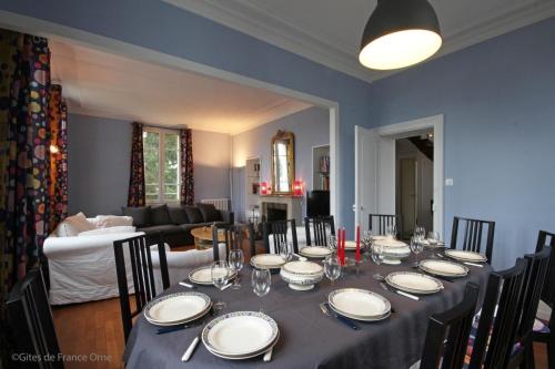 莱格勒Normandie 12 couchages的餐桌,配有盘子和酒杯