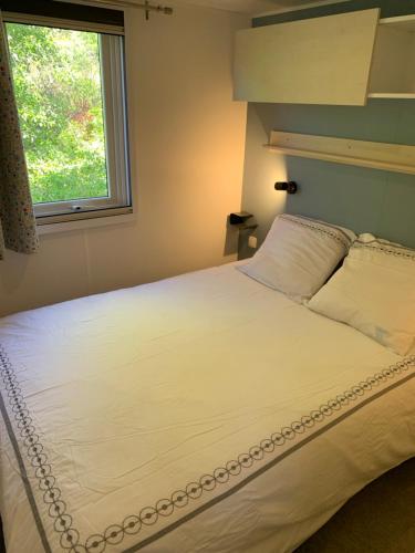 穆斯捷-圣玛丽Camping Manaysse的卧室配有一张大白色床和窗户