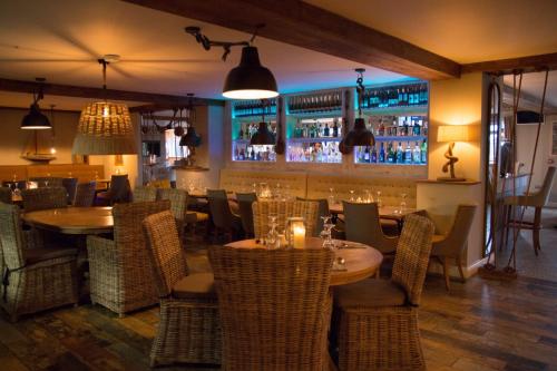 巴罗弗内斯范尔威酒店的一间带桌椅的餐厅和一间酒吧