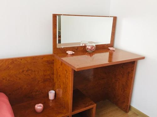 康斯坦察Casa Kito的木制梳妆台和镜子