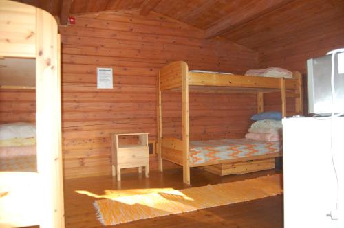 Lemi库哈森萨利度假屋的小屋内设有一间带两张双层床的卧室