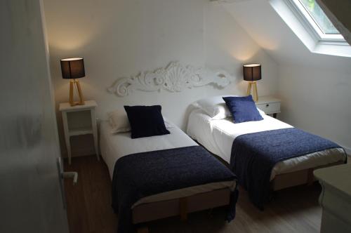贝叶La Cour Royale的配有两盏灯的小房间内的两张床