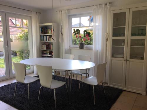 格拉尔-米里茨Meeresbrise的一间配备有白色桌椅的用餐室
